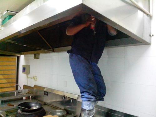 餐飲業(yè)煙道清洗有哪些傳統(tǒng)方法？深圳油煙罩清洗